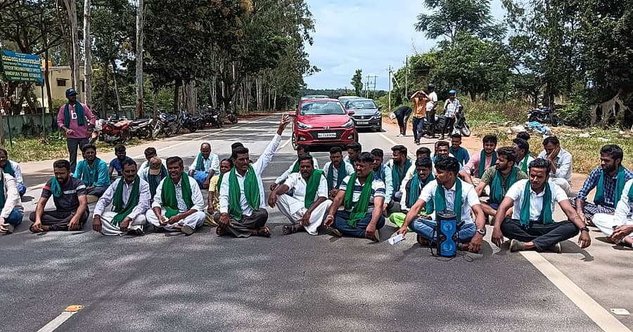 ಗುಂಡ್ಲುಪೇಟೆ ತಾಲ್ಲೂಕಿನ ಕೇರಳ ರಾಷ್ಟ್ರೀಯ ಹೆದ್ದಾರಿಯ ಮದ್ದೂರು ಅರಣ್ಯ ಇಲಾಖೆ ಕಚೇರಿ ಎದುರು ಸಾಮೂಹಿಕ ನಾಯಕತ್ವ ರೈತ ಸಂಘಟನೆ ಮತ್ತು ಹಸಿರು ಸೇನೆ ಪದಾಧಿಕಾರಿಗಳು ರಸ್ತೆ ತಡೆದು ಪ್ರತಿಭಟನೆ ನಡೆಸಿದರು