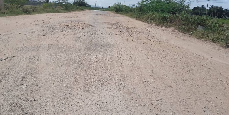 ಹಿರಿಯೂರು ತಾಲ್ಲೂಕಿನ ವದ್ದೀಗೆರೆಯಿಂದ ಸೊಂಡೆಕೆರೆ ಗ್ರಾಮಕ್ಕೆ ಹೋಗುವ ರಸ್ತೆಯಲ್ಲಿನ ಡಾಂಬರು ಸಂಪೂರ್ಣ ಕಿತ್ತು ಹೋಗಿದ್ದು ಮಣ್ಣಿನ ರಸ್ತೆಯಂತೆ ಕಾಣುತ್ತಿರುವುದು.