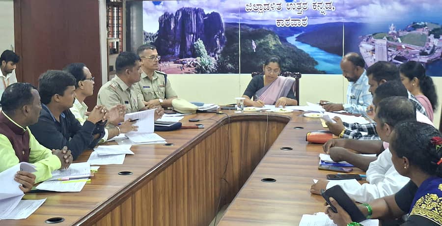 ಜಿಲ್ಲಾಧಿಕಾರಿ ಕೆ.ಲಕ್ಷ್ಮಿಪ್ರಿಯಾ ಅಧ್ಯಕ್ಷತೆಯಲ್ಲಿ ಕಾರವಾರದಲ್ಲಿ ಜಿಲ್ಲಾ ಜಾಗೃತ ಮತ್ತು ಉಸ್ತುವಾರಿ ಸಮಿತಿ ಸಭೆ ನಡೆಯಿತು.