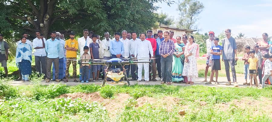 ಗೊಲ್ಲರಹಟ್ಟಿ ಗ್ರಾಮದಲ್ಲಿ ರಾಗಿ ಬೆಳೆಗೆ ಕೃಷಿ ಡ್ರೋನ್ ಬಳಸಿ ನ್ಯಾನೋ ಯೂರಿಯಾ ಸಿಂಪಡಣೆ ಪ್ರಾತ್ಯಕ್ಷಿಕೆ ನಡೆಯಿತು