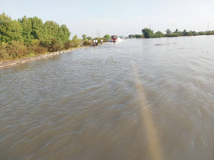 <div class="paragraphs"><p>ಸೋಲಾಪುರ–ವಿಜಯಪುರ ರಾಷ್ಟ್ರೀಯ ಹೆದ್ದಾರಿಯ ಮೇಲೆ ಅಪಾರ ಪ್ರಮಾಣದಲ್ಲಿ ನೀರು ನಿಂತಿದೆ.</p></div>