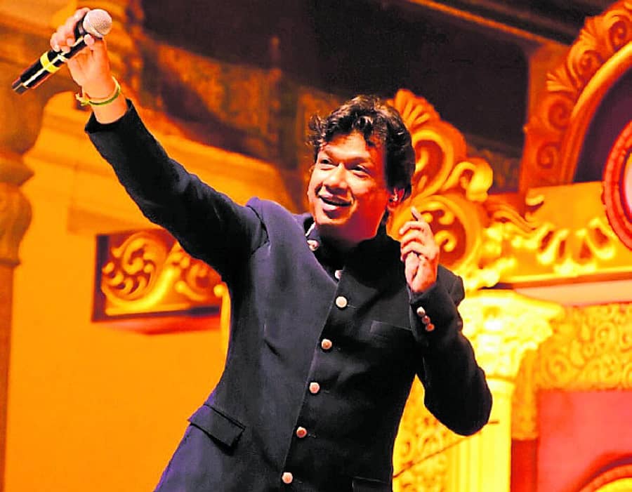 <div class="paragraphs"><p>ಮೈಸೂರಿನ ಅರಮನೆ ವೇದಿಕೆಯಲ್ಲಿ ಭಾನುವಾರ ಗಾಯಕ ವಿಜಯ್‌ ಪ್ರಕಾಶ್‌ ಪ್ರೇಕ್ಷಕರಿಂದ ಹಾಡಿಸಿದ ಕ್ಷಣ –ಪ್ರಜಾವಾಣಿ ಚಿತ್ರ/ ಹಂಪಾ ನಾಗರಾಜ</p></div>