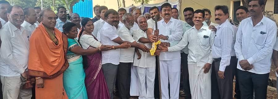 ಸಂತೇಮರಹಳ್ಳಿ ಉಪ ಮಾರುಕಟ್ಟೆ ಪ್ರಾಂಗಣದ ರಸ್ತೆಗೆ ಡಾಂಬರ್ ಹಾಗೂ ಚರಂಡಿಯಲ್ಲಿ ಸ್ಲಾಬ್ ನಿರ್ಮಾಣ ಮಾಡುವ ಕಾಮಗಾರಿಗೆ ಶಾಸಕ ಎ.ಆರ್.ಕೃಷ್ಣಮೂರ್ತಿ ಭೂಮಿಪೂಜೆ ನೆರವೇರಿಸಿದರು.