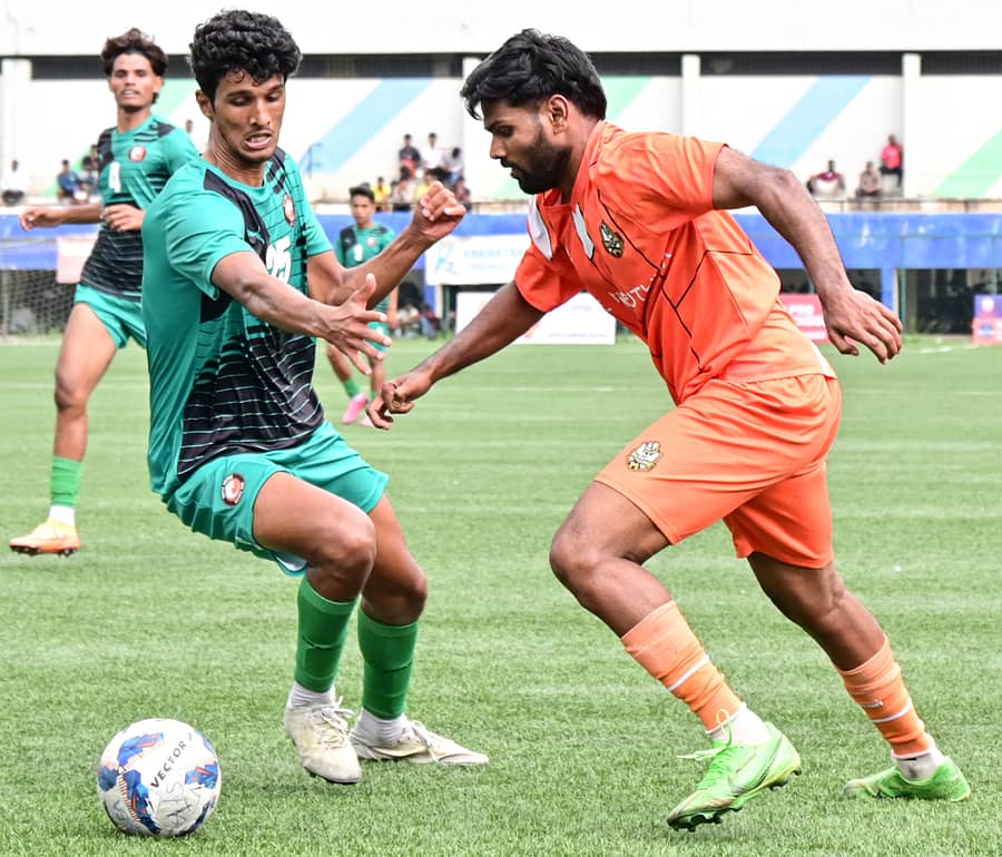 ಸೌತ್ ಯುನೈಟೆಡ್ ಎಫ್ಸಿ ತಂಡದ ಯುಹಾನ್ ಕೆ. ಕುರುವಿಲ್ಲಾ (ಎಡ) ಮತ್ತು ಅಗ್ನಿಪುತ್ರ ತಂಡದ ರಿಸ್ವಾನ್ ಅಲಿ ಅವರು ಚೆಂಡಿಗಾಗಿ ಸೆಣಸಾಟ ನಡೆಸಿದರು –ಪ್ರಜಾವಾಣಿ ಚಿತ್ರ: ಬಿ.ಕೆ. ಜನಾರ್ದನ