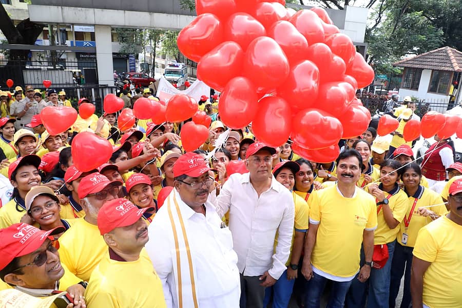 ವಿಶ್ವ ಹೃದಯ ದಿನದ ಅಂಗವಾಗಿ ರಾಜಾಜಿನಗರದ ಸೇಂಟ್ ಥೆರೆಸಾ ತಥಾಗತ್ ಹಾರ್ಟ್ ಕೇರ್ ಸೆಂಟರ್ ಸೋಮವಾರ ಹಮ್ಮಿಕೊಂಡಿದ್ದ ವಾಕಥಾನ್ಗೆ ಸಚಿವ ದಿನೇಶ್ ಗುಂಡೂರಾವ್ ಮತ್ತು ಶಾಸಕ ಕೆ.ಗೋಪಾಲಯ್ಯ ಚಾಲನೆ ನೀಡಿದರು. ಡಾ.ಮಹಾಂತೇಶ ಚರಂತಿಮಠ, ವೀಣಾ ಮಹಾಂತೇಶ ಇದ್ದರು