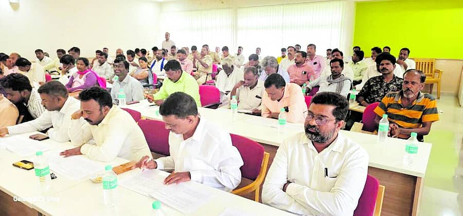 <div class="paragraphs"><p>ಚಾಮರಾಜನಗರದ ಜಿಲ್ಲಾ ಪೊಲೀಸ್ ಕಚೇರಿಯಲ್ಲಿ ಭಾನುವಾರ ನಡೆದ ಎಸ್‌ಸಿ ಎಸ್‌ಟಿ ಮುಖಂಡರ ಕುಂದುಕೊರತೆ ಸಭೆ ನಡೆಯಿತು</p></div>