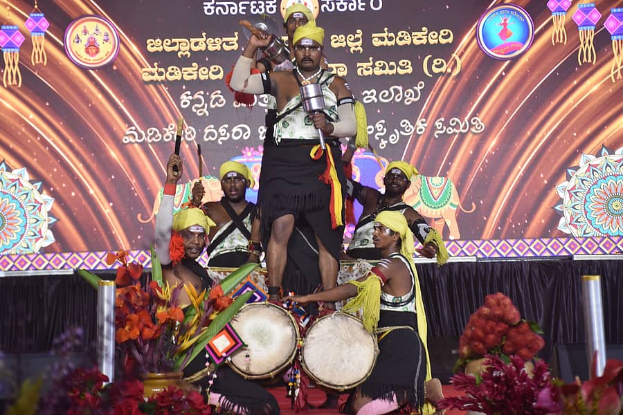 ಮಡಿಕೇರಿಯ ಗಾಂಧಿ ಮೈದಾನದಲ್ಲಿ ಸೋಮವಾರ ನಡೆದ ಜನಪದ ದಸರೆಯಲ್ಲಿ ಡೊಳ್ಳುಕುಣಿತ ಜನಮನಸೂರೆಗೊಂಡಿತು