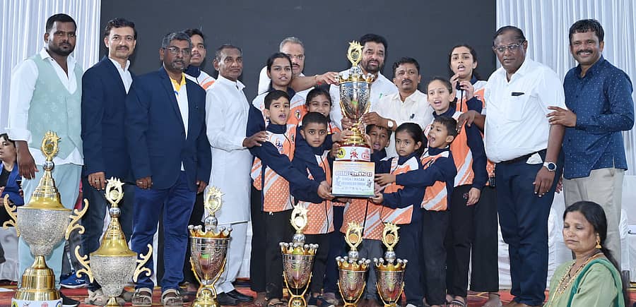 ಕೊಪ್ಪಳದಲ್ಲಿ ಭಾನುವಾರ ಸಮಾರೋಪಗೊಂಡ ಕ್ರೀಡಾಕೂಟದಲ್ಲಿ ಅತಿಥಿಗಳು ವಿಜೇತರಿಗೆ ಪ್ರಶಸ್ತಿ ಪ್ರದಾನ ಮಾಡಿದರು