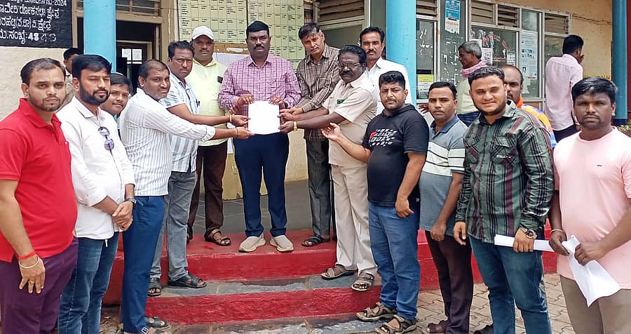 ಮುಂಡರಗಿ ಪಟ್ಟಣದಲ್ಲಿ ಖಾಸಗಿ ಕಂಪನಿ ಸ್ಥಾಪಿಸಿರುವ ಮೊಬೈಲ್ ಟಾವರ್ ಸ್ಥಳಾಂತರಿಸಬೇಕು ಎಂದು ಒತ್ತಾಯಿಸಿ ಸಾರ್ವಜನಿಕರು ಪುರಸಭೆ ಮುಖ್ಯಾಧಿಕಾರಿ ಶಂಕರ ಹುಲ್ಲಮ್ಮನವರ ಅವರಿಗೆ ಮನವಿ ಸಲ್ಲಿಸಿದರು