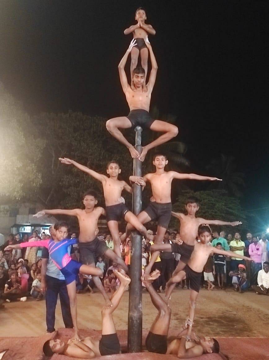 ಹೊನ್ನಾಳಿ ತಾಲ್ಲೂಕು ಕುಂದೂರು ಗ್ರಾಮದಲ್ಲಿ ಸ್ವಾಮಿ ವಿವೇಕಾನಂದ ಮಲ್ಲಗಂಬ ತಂಡದ ವಿದ್ಯಾರ್ಥಿಗಳು ಮಲ್ಲಗಂಬದ ಮೇಲೆ ವಿವಿಧ ಪಟ್ಟುಗಳನ್ನು ಹಾಕಿ ಯೋಗ ಪ್ರದರ್ಶನ ಮಾಡಿದರು