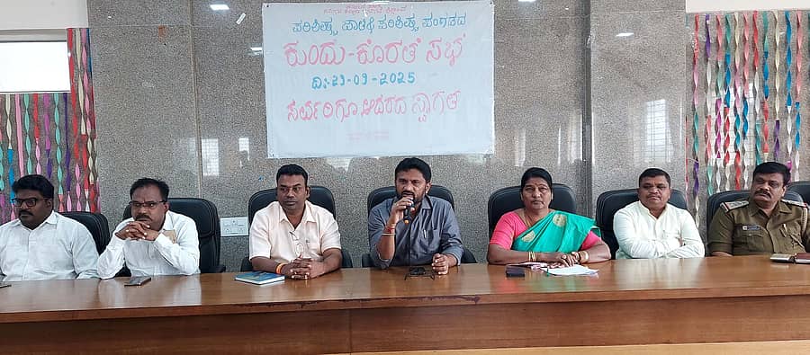 ಶಿಗ್ಗಾವಿ ಪಟ್ಟಣದ ಡಾ.ಬಿ.ಆರ್.ಅಂಬೇಡ್ಕರ್ ಸರ್ಕಾರಿ ಕಚೇರಿಗಳ ಸಂಕೀರ್ಣದಲ್ಲಿ ಸೋಮವಾರ ಪರಿಶಿಷ್ಟ ಜಾತಿ ಮತ್ತು ಪರಿಶಿಷ್ಟ ಪಂಗಡಗಳ ಕುಂದು ಕೊರತೆ ಸಭೆಯಲ್ಲಿ ತಹಶೀಲ್ದಾರ್ ಯಲ್ಲಪ್ಪ ಗೋಣೆಣ್ಣವರ ಮಾತನಾಡಿದರು