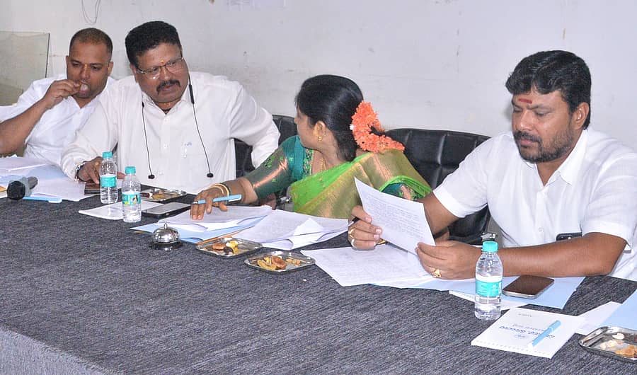 ಕೋಲಾರದಲ್ಲಿ ಸೋಮವಾರ ನಡೆದ ನಗರಸಭೆ ಸಾಮಾನ್ಯ ಸಭೆಯಲ್ಲಿ ಶಾಸಕ ಕೊತ್ತೂರು ಮಂಜುನಾಥ್‌, ಅಧ್ಯಕ್ಷೆ ಲಕ್ಷ್ಮಿದೇವಮ್ಮ, ಪೌರಾಯುಕ್ತ ನವೀನ್‌ ಚಂದ್ರ ಪಾಲ್ಗೊಂಡಿದ್ದರು
