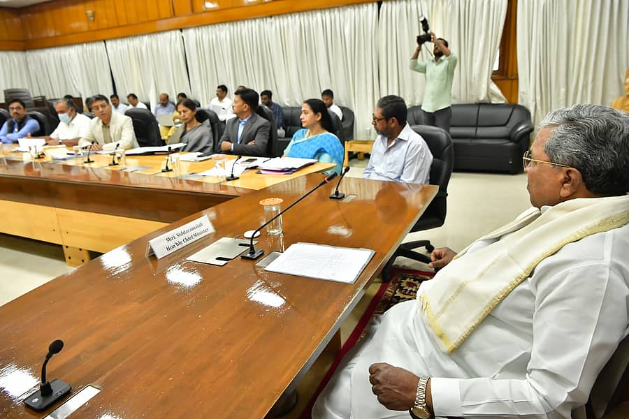 ಬೆಂಗಳೂರಿನಲ್ಲಿ ಸಿದ್ದರಾಮಯ್ಯ ಅವರು ಅಧಿಕಾರಿಗಳ ಸಭೆ ನಡೆಸಿದರು