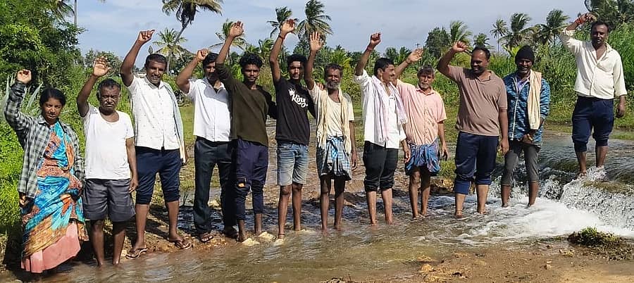 ಹೂಳು ತುಂಬಿರುವ ನಾಲೆಯಲ್ಲಿ ರಸ್ತೆ ಮೇಲೆ ನೀರು ಹರಿಯುತ್ತಿರುವುದನ್ನು ತಪ್ಪಿಸುವಂತೆ ಆಗ್ರಹಿಸಿ ಮಂಡ್ಯ ತಾಲ್ಲೂಕಿನ ದೊಡ್ಡಗರುಡನಹಳ್ಳಿ ಗ್ರಾಮದ ರೈತರು ಪ್ರತಿಭಟನೆ ನಡೆಸಿದರು