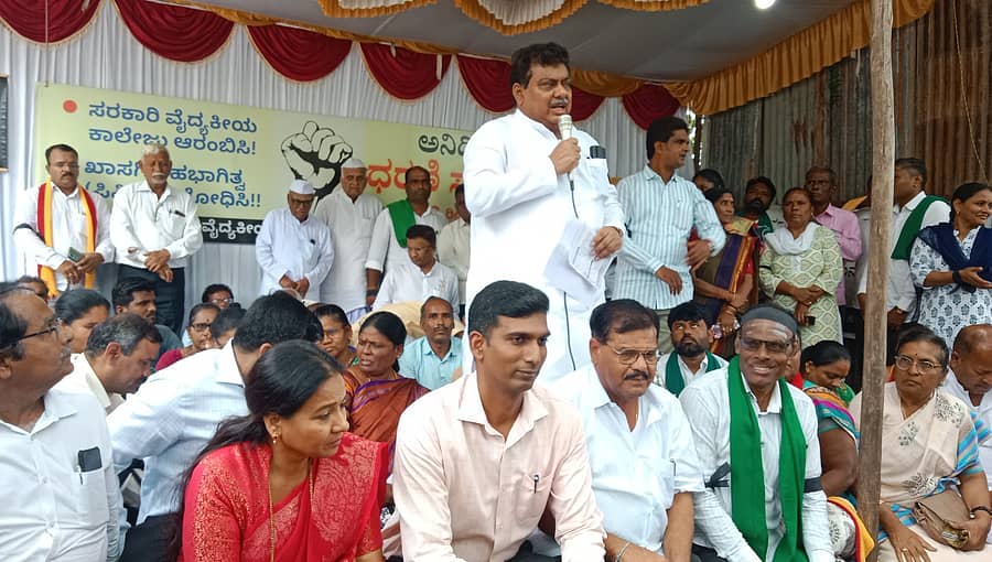 ವಿಜಯಪುರದಲ್ಲಿ ಸರ್ಕಾರಿ ವೈದ್ಯಕೀಯ ಕಾಲೇಜು ಸ್ಥಾಪಿಸಬೇಕೆಂದು ಆಗ್ರಹಿಸಿ ನಡೆಯುತ್ತಿರುವ ಅನಿರ್ದಿಷ್ಟಾವಧಿ ಧರಣಿ ಸ್ಥಳಕ್ಕೆ ಸೋಮವಾರ ಜಿಲ್ಲಾ ಉಸ್ತುವಾರಿ ಸಚಿವ ಎಂ.ಬಿ.ಪಾಟೀಲ ಭೇಟಿ ನೀಡಿ ಮಾತನಾಡಿದರು