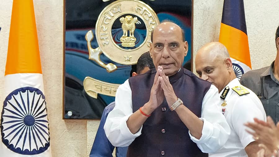 <div class="paragraphs"><p>ಕರಾವಳಿ ಕಾವಲು ಪಡೆಯ ಕೇಂದ್ರ ಕಚೇರಿಯಲ್ಲಿ ಕಮಾಂಡರ್‌ಗಳ ಜತೆಗೆ ರಕ್ಷಣಾ ಸಚಿವ ರಾಜನಾಥ ಸಿಂಗ್‌ ಸೋಮವಾರ ಸಭೆ ನಡೆಸಿದರು</p></div>