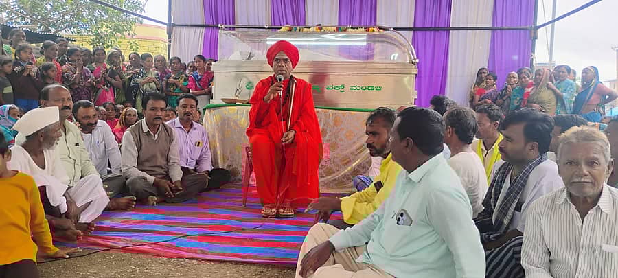 ಯಲಬುರ್ಗಾ ತಾಲ್ಲೂಕು ಕರಮುಡಿ ಗ್ರಾಮದ ರಂಗಭೂಮಿ ಕಲಾವಿದ ಖಾಜಾಸಾಬ ಕಲ್ಲೂರು ನಿಧನದ ಹಿನ್ನೆಲೆಯಲ್ಲಿ ನುಡಿನಮನ ಕಾರ್ಯಕ್ರಮದಲ್ಲಿ ಶ್ರೀಧರ ಮುರಡಿ ಹಿರೇಮಠದ ಪೀಠಾಧಿಕಾರಿ ಬಸವಲಿಂಗೇಶ್ವರ ಸ್ವಾಮೀಜಿ ಮಾತನಾಡಿದರು