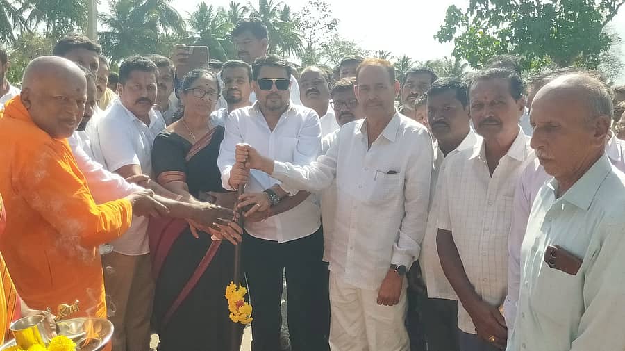 ತಿ.ನರಸೀಪುರ ತಾಲೂಕಿನ ಯಾಚೇನಹಳ್ಳಿ ಗ್ರಾಮದಲ್ಲಿ ಭಾನುವಾರ ಸಂಸದ ಸುನಿಲ್ ಬೋಸ್ ರಸ್ತೆ ಡಾಂಬರೀಕರಣ ಕಾಮಗಾರಿಗೆ ಭೂಮಿ ಪೂಜೆ ಸಲ್ಲಿಸಿದರು