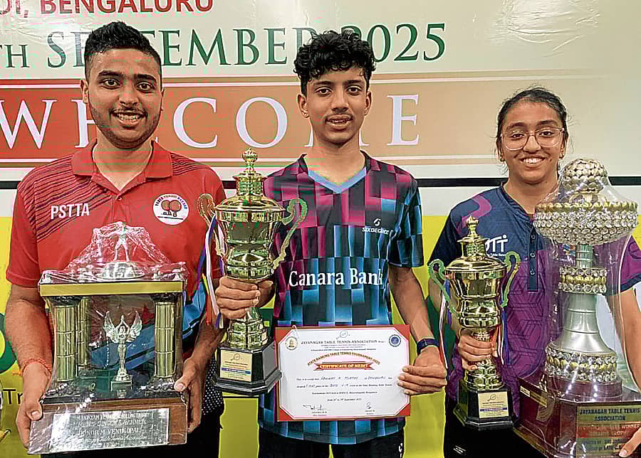 (ಎಡದಿಂದ) ಪ್ರಶಸ್ತಿಯೊಂದಿಗೆ ವರುಣ್‌ ಕಶ್ಯಪ್‌, ಅಭಿನವ್‌ ಮೂರ್ತಿ ಹಾಗೂ ಹಿಮಾಂಶಿ ಚೌಧರಿ