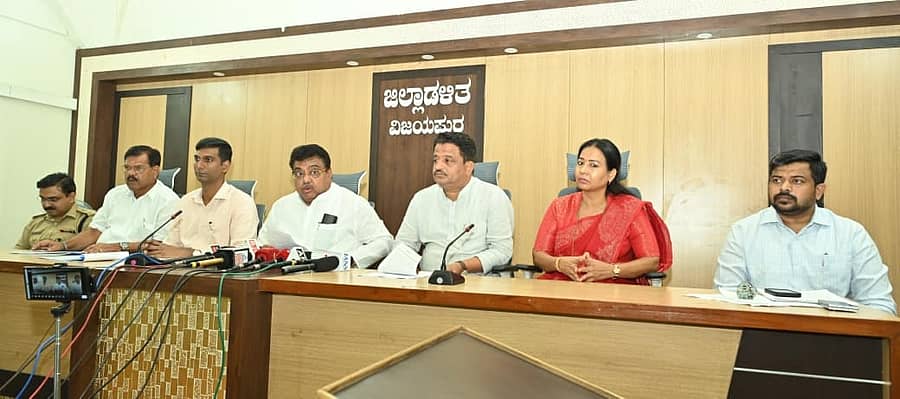 ವಿಜಯಪುರ ಜಿಲ್ಲಾಧಿಕಾರಿ ಕಚೇರಿ ಸಭಾಂಗಣದಲ್ಲಿ ಸೋಮವಾರ ನಡೆದ ಸಭೆಯಲ್ಲಿ ಜಿಲ್ಲಾ ಉಸ್ತುವಾರಿ ಸಚಿವ ಎಂ.ಬಿ.ಪಾಟೀಲ ಮಾತನಾಡಿದರು