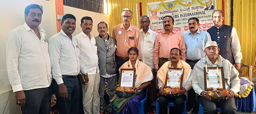 ಸರಗೂರು ಪಟ್ಟಣದ ಲಯನ್ಸ್ ಶಾಲೆಯಲ್ಲಿ ಸೋಮವಾರ ನಡೆದ ಗುರುವಂದನಾ ಕಾರ್ಯಕ್ರಮದಲ್ಲಿ ಉತ್ತಮ ಶಿಕ್ಷಕರನ್ನು ಅಭಿನಂದಿಸಲಾಯಿತು