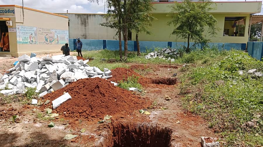 ಚಲಕಾಯಲಪರ್ತಿ ಸರ್ಕಾರಿ ಕಿರಿಯ ಪ್ರಾಥಮಿಕ ಶಾಲೆಯ ಆವರಣದಲ್ಲಿ ಕಾಮಗಾರಿ