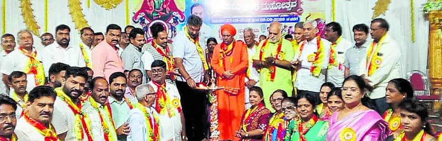 <div class="paragraphs"><p>ಮುನವಳ್ಳಿಯಲ್ಲಿ ನಡೆದ ನಾಡಹಬ್ಬದ ರಜತ ಮಹೋತ್ಸವವನ್ನು ಶಾಸಕ ವಿಶ್ವಾಸ ವೈದ್ಯ ಉದ್ಘಾಟಿಸಿದರು</p></div>