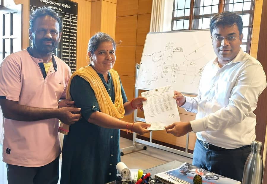 <div class="paragraphs"><p>ಸಾಮಾಜಿಕ ಮತ್ತು ಶೈಕ್ಷಣಿಕ ಸಮೀಕ್ಷೆಯನ್ನು 7 ದಿನದಲ್ಲಿ ಪೂರ್ಣಗೊಳಿಸಿದ ಚನ್ನಪಟ್ಟಣ ತಾಲ್ಲೂಕಿನ ಅಂಬಾಡಹಳ್ಳಿಯು ಯುಜಿಎಚ್ಪಿಎಸ್ ಸಹ ಶಿಕ್ಷಕಿ ಶಾಂತಮ್ಮ ಅವರಿಗೆ ಜಿಲ್ಲಾಧಿಕಾರಿ ಯಶವಂತ್ ವಿ. ಗುರುಕರ್ ಅವರು ಅಭಿನಂದನಾ ಪತ್ರ ನೀಡಿದರು. ಶಾಂತಮ್ಮ ಅವರ ಪತಿ ಶಿವರಾಜ್ ಇದ್ದಾರೆ</p></div>