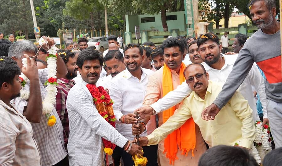 ದೊಡ್ಡಬಳ್ಳಾಪುರದ ವೀರಭದ್ರನಪಾಳ್ಯದಲ್ಲಿ ವಿವಿಧ ಕಾಮಗಾರಿಗಳಿಗೆ ಶಾಸಕ ದೀರಜ್‌ ಮುನಿರಾಜು ಭೂಮಿ ಪೂಜೆ ಸಲ್ಲಿಸಿದರು