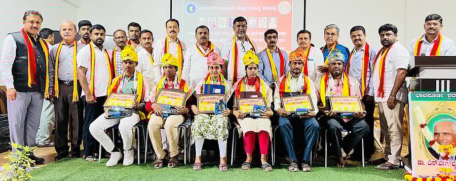 <div class="paragraphs"><p>ರಾಮನಗರದಲ್ಲಿ ಕನ್ನಡ ಸಾಹಿತ್ಯ ಪರಿಷತ್ತು ಹಮ್ಮಿಕೊಂಡಿದ್ದ ಕಾರ್ಯಕ್ರಮದಲ್ಲಿ ಕನ್ನಡ ವಿಷಯದಲ್ಲಿ ಶೇ 100ರಷ್ಟು ಅಂಕ ಪಡೆದ ಎಸ್ಎಸ್ಎಲ್ಸಿ ಮತ್ತು ಪಿಯುಸಿ ವಿದ್ಯಾರ್ಥಿಗಳನ್ನು ಸನ್ಮಾನಿಸಲಾಯಿತು.</p></div>