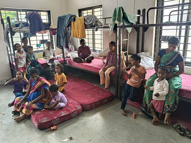 ವಡಗೇರಾ ತಾಲ್ಲೂಕಿನ ಬೆಂಡೆಬೆಂಬಳಿ ಗ್ರಾಮದಲ್ಲಿರುವ ಮೋರಾರ್ಜಿ ವಸತಿ ಶಾಲೆಯ ಬಾಲಕರ ವಸತಿ ನಿಲಯದಲ್ಲಿ ಆರಂಭಿಸಿರುವ ಕಾಳಜಿ ಕೇಂದ್ರದಲ್ಲಿ ಮಕ್ಕಳೊಂದಿಗೆ ಇರುವ ಶಿವನೂರ ಗ್ರಾಮಸ್ಥರು.