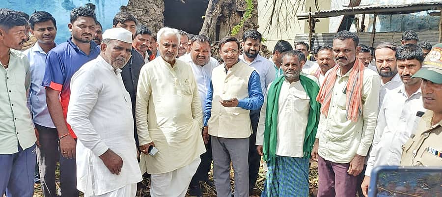 ಬೀಳಗಿ ತಾಲ್ಲೂಕಿನ ಬೆಳೆ ಹಾನಿ ಪ್ರದೇಶಗಳಿಗೆ ಶಾಸಕ ಜೆ.ಟಿ.ಪಾಟೀಲ, ಜಿಲ್ಲಾಧಿಕಾರಿ ಸಂಗಪ್ಪ ಎಂ ಹಾಗೂ ವಿವಿಧ ಇಲಾಖೆಯ ಅಧಿಕಾರಿಗಳು ಭೇಟಿ ನೀಡಿದರು