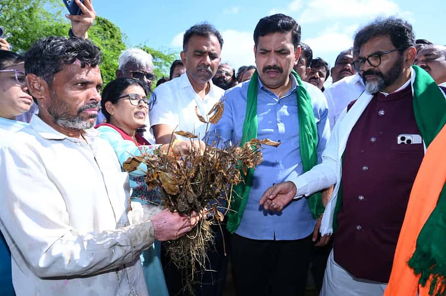 <div class="paragraphs"><p>ಬೀದರ್ ತಾಲ್ಲೂಕಿನ ಪಾನ್‌ ಕಾಶೆಂಪುರ್‌ ಗ್ರಾಮದಲ್ಲಿ ಸತತ ಮಳೆಗೆ ಹಾಳಾದ ಸೋಯಾ ಅವರೆ ಬೆಳೆ ವೀಕ್ಷಿಸಿದ ಬಿ.ವೈ. ವಿಜಯೇಂದ್ರ, ಛಲವಾದಿ ನಾರಾಯಣಸ್ವಾಮಿ</p></div>