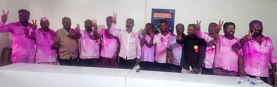 ಹುಕ್ಕೇರಿ ಗ್ರಾಮೀಣ ವಿದ್ಯುತ್ ಸಹಕಾರ ಸಂಘಕ್ಕೆ ಭಾನುವಾರ ಜರುಗಿದ ಚುನಾವನೆಯಲ್ಲಿ ಕತ್ತಿ– ಪಾಟೀಲ ಪೆನೆಲ್ ಅಭ್ಯರ್ಥಿಗಳು ಭರ್ಜರಿ ಗೆಲುವು ಸಾಧಿಸಿದ್ದರಿಂದ ಬಿಡಿಸಿಸಿ ಬ್ಯಾಂಕ್ ನಿರ್ದೇಶಕ ರಮೇಶ ಕತ್ತಿ (ಸ್ವಾಭಿಮಾನಿ ಪೆನಲ್ ಮುಖ್ಯಸ್ಥ) ಜತೆ ಸೋಮವಾರ ಸಂಭ್ರಮಿಸಿದರು
ಪ್ರಜಾವಾಣಿ ಚಿತ್ರ