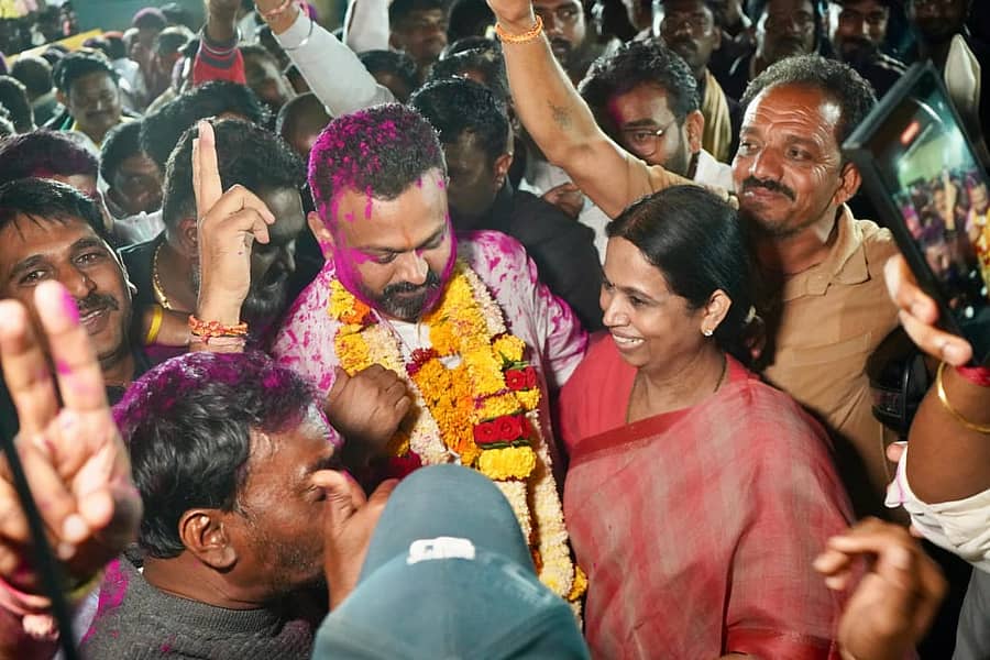 ಸಹೋದರನ ನೇತೃತ್ವದ ಪೆನಲ್ ಗೆಲುವು ಸಾಧಿಸುತ್ತಿದ್ದಂತೆ ಸಹೋದರನೊಂದಿಗೆ ಸಂಭ್ರಮಿಸಿದ ಸಚಿವೆ ಲಕ್ಷ್ಮೀ ಹೆಬ್ಬಾಳಕರ್