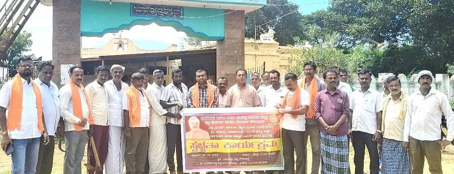 ಬೆಳಕವಾಡಿ ಸಮೀಪದ ಸರಗೂರು ಹ್ಯಾಂಡ್ ಪೋಸ್ಟ್ ರಾಮವ್ವ ಮೂಗಪ್ಪ ದೇವಸ್ಥಾನದ ಆವರಣದಲ್ಲಿ ಸ್ವಚ್ಛತಾ ಕಾರ್ಯಕ್ರಮಕ್ಕೆ ಬಿಜೆಪಿ ರಾಜ್ಯ ಪ್ರಕೋಸ್ವ ಸದಸ್ಯ ಮಧು ಗಂಗಾಧರ್ ಚಾಲನೆ ನೀಡಿದರು 