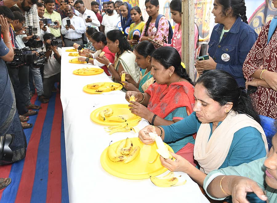 ಶಿವಮೊಗ್ಗ ನಗರದ ಶಿವಪ್ಪ ನಾಯಕ ಪ್ರತಿಮೆ ಬಳಿ ಆಯೋಜಿಸಿದ್ದ ಆಹಾರ ದಸರಾದಲ್ಲಿ ಮೆಸ್ಕಾಂ ಸಿಬ್ಬಂದಿ ಬಾಳೆಹಣ್ಣು ತಿನ್ನುವ ಸ್ಪರ್ಧೆಯಲ್ಲಿ ಭಾಗವಹಿಸಿದ್ದರು 