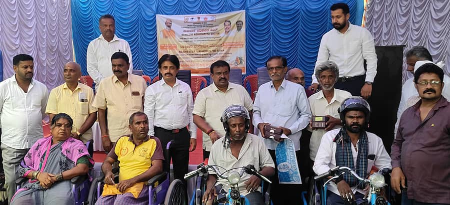 <div class="paragraphs"><p>ಚನ್ನರಾಯಪಟ್ಟಣದಲ್ಲಿ ಅಂಗವಿಕಲರಿಗೆ ಅಗತ್ಯ ಸಲಕರಣೆಗಳನ್ನು ಶಾಸಕ ಸಿ.ಎನ್. ಬಾಲಕೃಷ್ಣ ಸೋಮವಾರ ಹಸ್ತಾಂತರಿಸಿದರು</p></div>