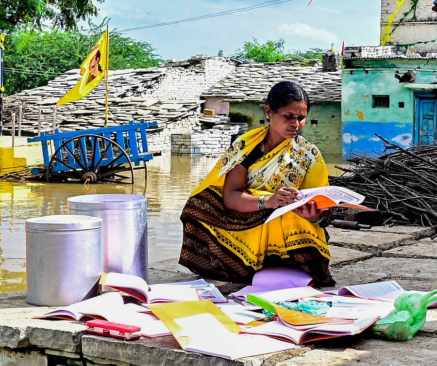 ಚಿತ್ತಾಪುರ ತಾಲ್ಲೂಕಿನ ಕಡಬೂರ ಗ್ರಾಮದಲ್ಲಿ ಭೀಮಾ ನದಿಯ ಪ್ರವಾಹ ಬಂದಿದ್ದರಿಂದ ಮನೆಗಳು ಜಲಾವೃತವಾಗಿದ್ದು, ಮಹಿಳೆಯೊಬ್ಬರು ನೀರಿನಲ್ಲಿ ತೊಯ್ದ ಪುಸ್ತಕಗಳನ್ನು ಸೋಮವಾರ ಒಣಗಿಸಿದರು ಪ್ರಜಾವಾಣಿ ಚಿತ್ರ: ತಾಜುದ್ದೀನ್ ಆಜಾದ್