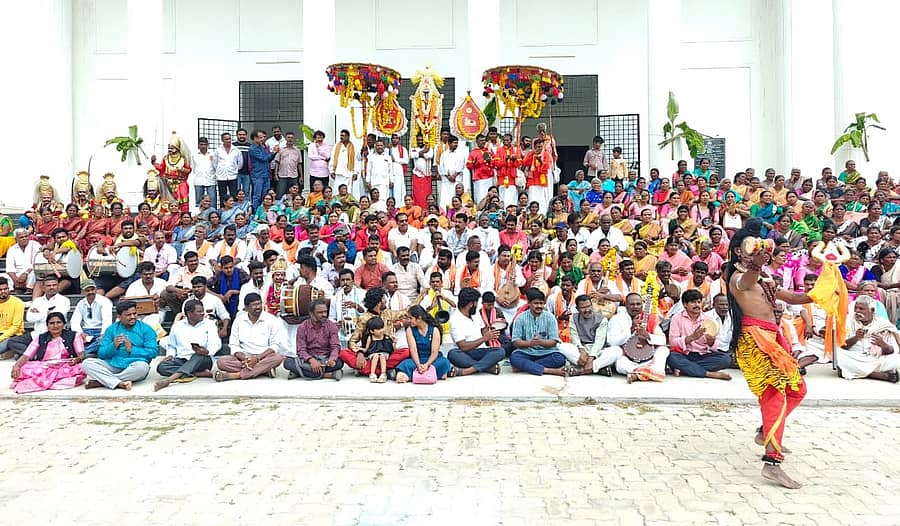 ಜಿಲ್ಲಾ ಯುವ ಕಲಾವಿದರ ಬಳಗದ ವತಿಯಿಂದ ಹಮ್ಮಿಕೊಂಡಿರುವ ಸಾಂಸ್ಕೃತಿ ದಸರಾ ಮಹೋತ್ಸವದ ಅಂಗವಾಗಿ ಸೋಮವಾರ ಡಾ.ರಾಜಕುಮಾರ್ ಜಿಲ್ಲಾ ರಂಗಮಂದಿರದ ಎದುರು ಕಲಾವಿದರು ಪ್ರದರ್ಶನ ನೀಡಿದರು