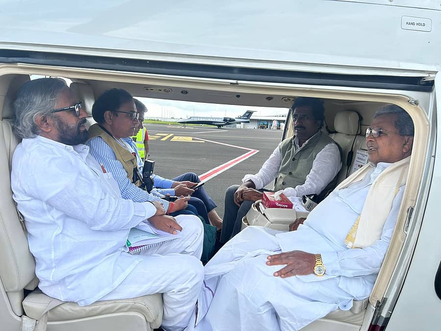 ಮುಖ್ಯಮಂತ್ರಿ ಸಿದ್ದರಾಮಯ್ಯನವರು ಮಂಗಳವಾರ ಬೀದರ್ ಜಿಲ್ಲೆಯ ಪ್ರವಾಹ ಪೀಡಿತ ಪ್ರದೇಶಗಳಲ್ಲಿ ವೈಮಾನಿಕ ಸಮೀಕ್ಷೆ ನಡೆಸಿದರು. ಸಚಿವರಾದ ಈಶ್ವರ ಬಿ. ಖಂಡ್ರೆ, ರಹೀಂ ಖಾನ್ ಇದ್ದರು