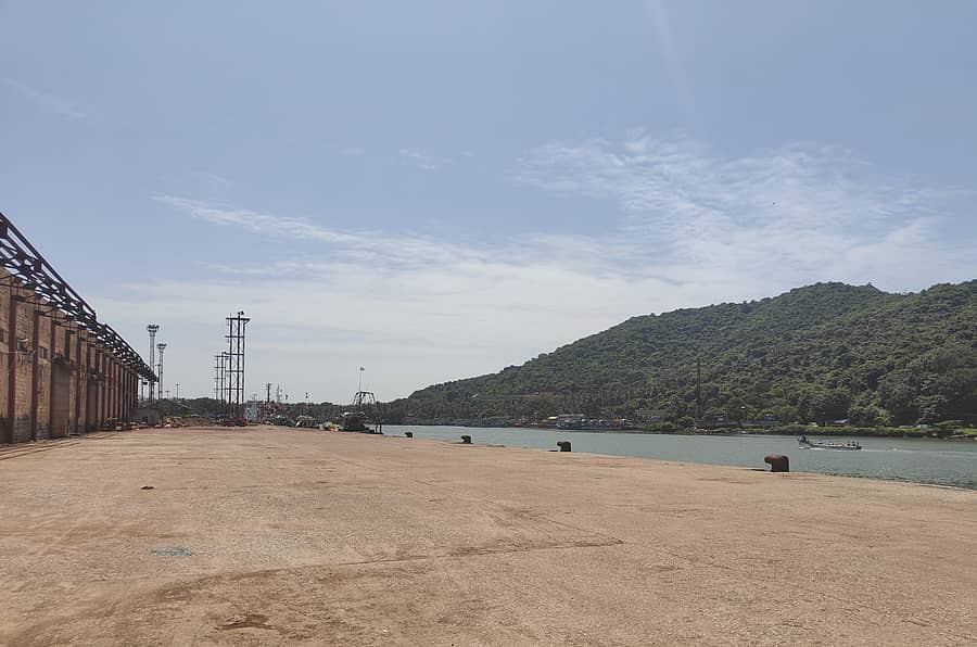 ಕಾರವಾರ ವಾಣಿಜ್ಯ ಬಂದರು.