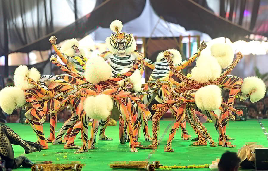<div class="paragraphs"><p>ಕುಡ್ಲ ಸಾಂಸ್ಕೃತಿಕ ಪ್ರತಿಷ್ಠಾನದ ಆಶ್ರಯದಲ್ಲಿ ಮಂಗಳೂರಿನಲ್ಲಿ ಮಂಗಳವಾರ ಆಯೋಜಿಸಿದ್ದ ‘ಪಿಲಿ ಪರ್ಬ’ ಸ್ಪರ್ಧೆಯಲ್ಲಿ ಮಂಜೇಶ್ವರದ ಶಿವಶಕ್ತಿ ಟೈಗರ್ಸ್ ತಂಡದವರು ಹುಲಿವೇಷ ಕುಣಿತ ಪ್ರದರ್ಶಿಸಿದರು </p></div>