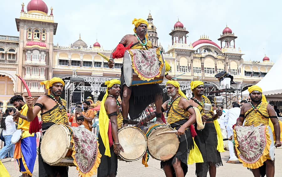 ಮೈಸೂರಿನಲ್ಲಿ ನಡೆಯಲಿರುವ ವಿಜಯದಶಮಿ ಮೆರವಣಿಗೆಯಲ್ಲಿ ಮೆರುಗು ನೀಡಲಿರುವ ಡೊಳ್ಳು ಕುಣಿತ (ಸಾಂಕೇತಿಕ ಚಿತ್ರ)