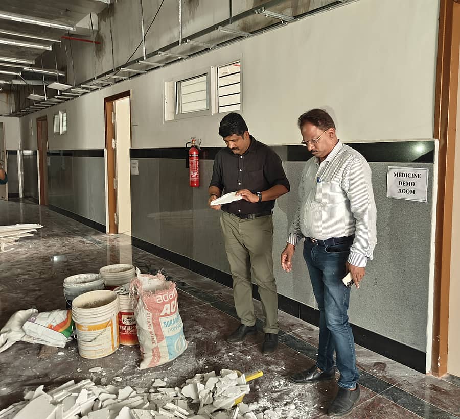 ಕ್ರಿಮ್ಸ್‌ನಲ್ಲಿ ಚಾವಣಿ ಕುಸಿತವಾಗಿದ್ದ ಸ್ಥಳದಲ್ಲಿ ತಹಶೀಲ್ದಾರ್ ನಿಶ್ಚಲ್ ನೊರ‍್ಹೋನಾ ಪರಿಶೀಲನೆ ನಡೆಸಿದರು.