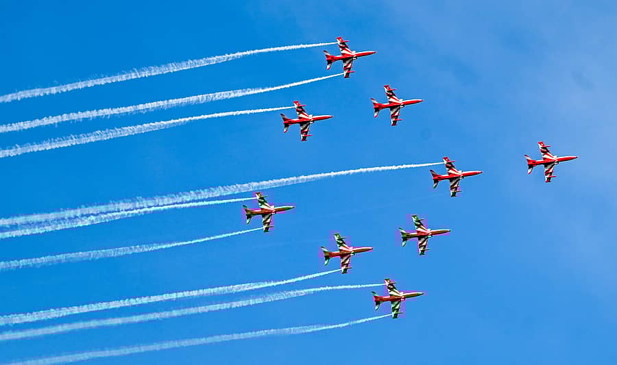 <div class="paragraphs"><p>ನಗರದಲ್ಲಿ ಮಂಗಳವಾರ ಭಾರತೀಯ ವಾಯುಪಡೆಯ ‘ಸೂರ್ಯಕಿರಣ್’ ತಂಡವು ವೈಮಾನಿಕ ಪ್ರದರ್ಶನದ ತಾಲೀಮು ನಡೆಸಿತು </p></div>