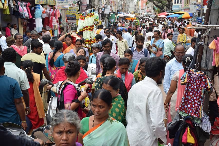 ಗದಗ ನಗರದ ನಾಮಜೋಶಿ ರಸ್ತೆಯಲ್ಲಿ ಹಬ್ಬದ ಖರೀದಿ ಭರಾಟೆ ಜೋರಾಗಿತ್ತು