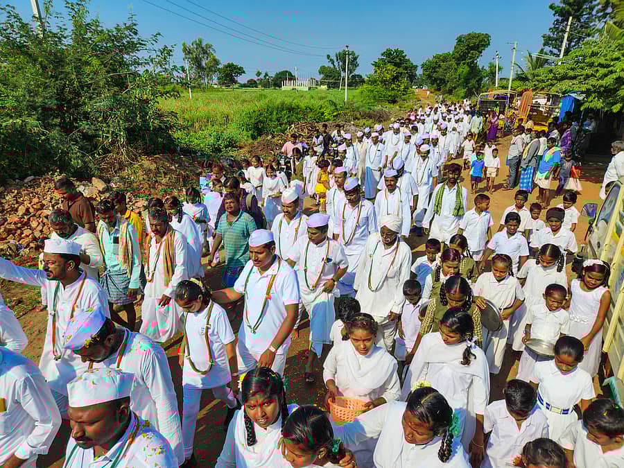 ಕಾಮನೂರಿನ ಆದರ್ಶಗಳನ್ನು ಮೆಚ್ಚಿಕೊಂಡು ಕೊಪ್ಪಳದ ಗಾಂಧಿ ಬಳಗದ ಸದಸ್ಯರು 2024ರಲ್ಲಿ ನಡೆಸಿದ್ದ ಪಾದಯಾತ್ರೆಯ ಸಂಗ್ರಹ ಚಿತ್ರ