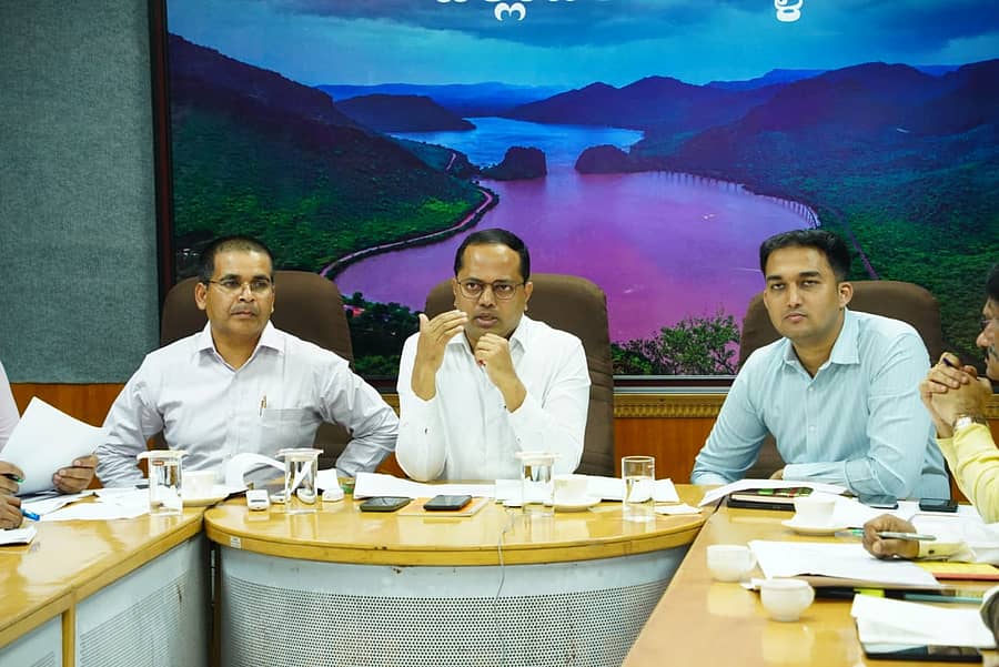 ಸಾಮಾಜಿಕ, ಶೈಕ್ಷಣಿಕ ಸಮೀಕ್ಷೆಯ ಪ್ರಗತಿ ಪರೀಶೀಲನೆ ವೇಳೆ ಅಧಿಕಾರಿಗಳೊಂದಿಗೆ ಚರ್ಚಿಸುತ್ತಿರುವ ಜಿಲ್ಲಾಧಿಕಾರಿ ನಾಗೇಂದ್ರ ಪ್ರಸಾದ್ ಕೆ. ಹೆಚ್ಚುವರಿ ಜಿಲ್ಲಾಧಿಕಾರಿ ಮೊಹಮದ್ ಝುಬೇರ, ಜಿಲ್ಲಾ ಪಂಚಾಯಿತಿ ಸಿಇಒ ಮೊಹಮದ್ ಹ್ಯಾರಿಸ್ ಸುಮೇರ್ ಇದ್ದರು.