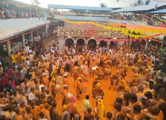 ಕೌಜಲಗಿ ಸಮೀಪದ ರಡ್ಡೇರಟ್ಟಿ ಗ್ರಾಮದಲ್ಲಿ ಸೋಮವಾರ ಕರಿಸಿದ್ದೇಶ್ವರ ದೇವಸ್ಥಾನದ ಆವರಣದಲ್ಲಿ ಜಾತ್ರೆಯ ಸಂಭ್ರಮ